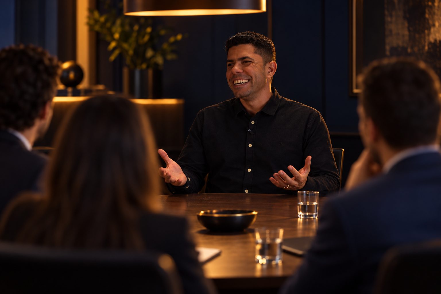 Patrício conduzindo uma conversa com empresários em volta de uma mesa